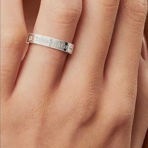 Tiffany & Co 🥰
Band ring in platinum with round brilliant diamonds. 4 mm wide.